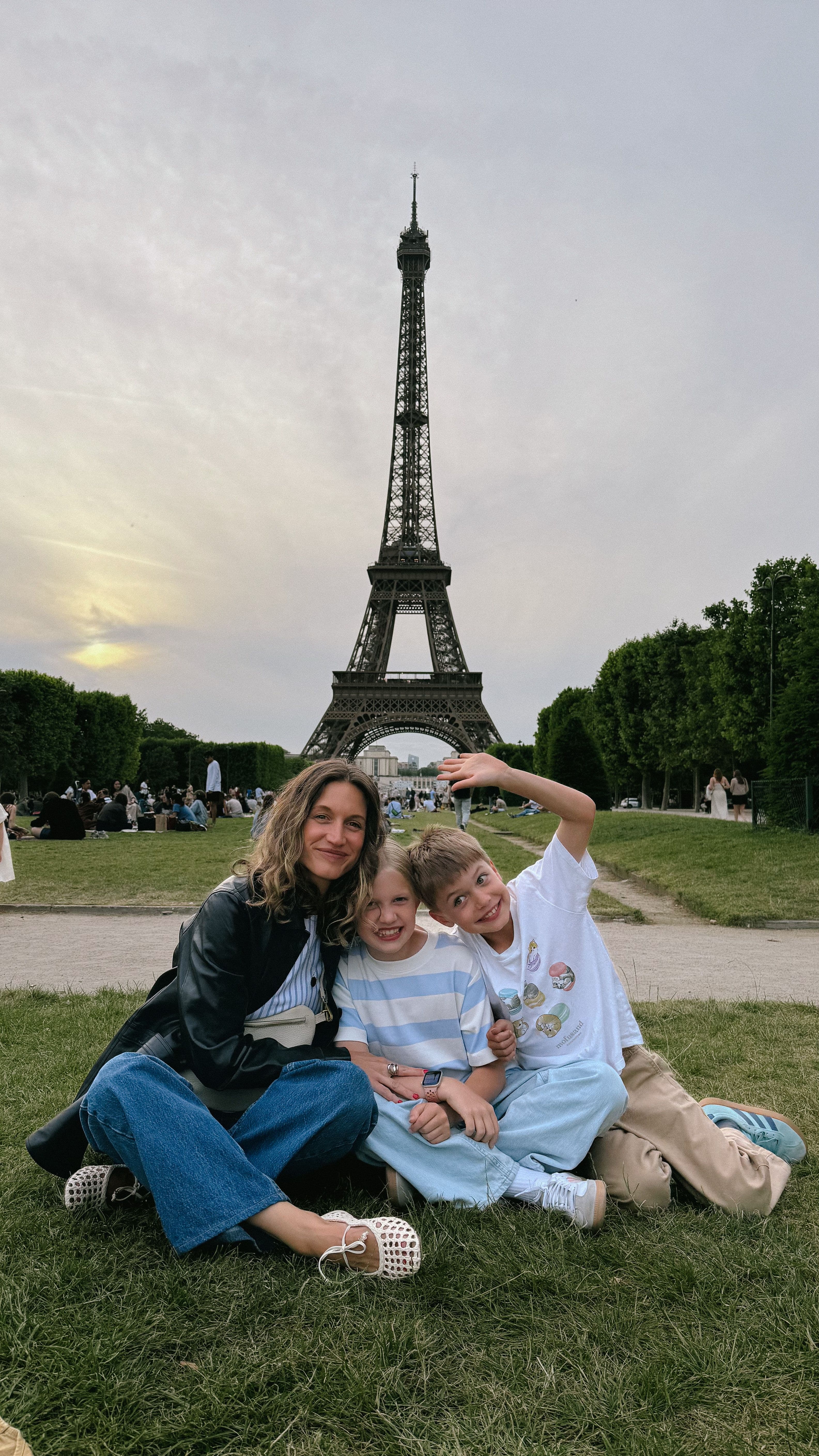 kids at the Eiffel tour